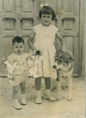 Ana_Mari_y_su_hermano_Alberto_y_el_perro_Cospe.jpg