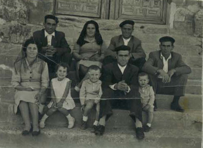 En_la_puerta_de_la_Iglesia_familia_Cervigones.jpg