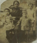 Abuela Elida y sus hijos Benigno, Adelina y Eusebio.jpg